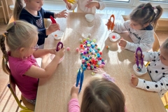 "MAŁE RĄCZKI W AKCJI" zabawy manipulacyjne